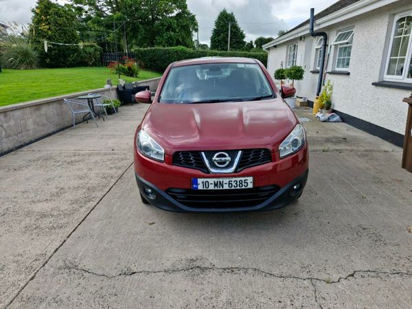 Nissan Qashqai Hatchback, Diesel, 2010, Red