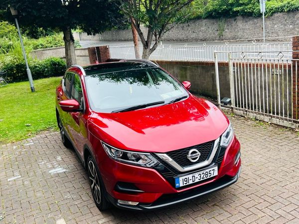 Nissan Qashqai MPV, Petrol, 2019, Red
