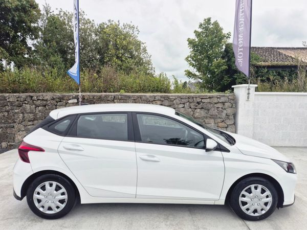 Hyundai i20 Hatchback, Petrol, 2021, White