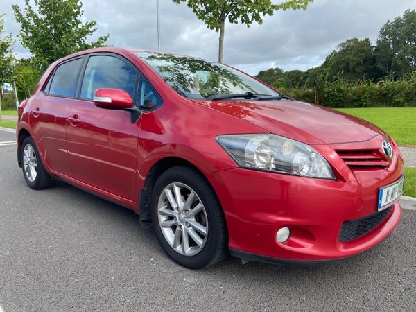 Toyota Auris Hatchback, Diesel, 2011, Red