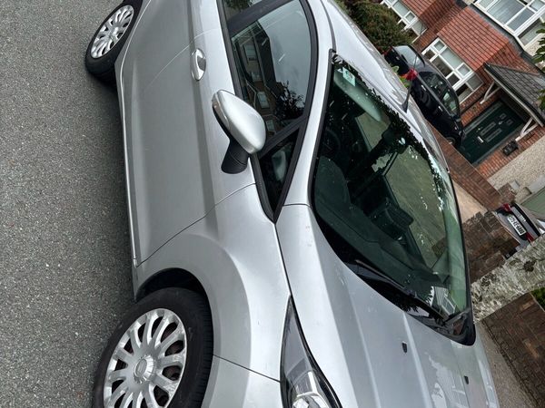 Ford Fiesta Hatchback, Petrol, 2014, Silver