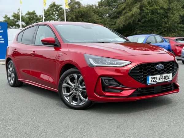 Ford Focus Hatchback, Petrol, 2022, Red