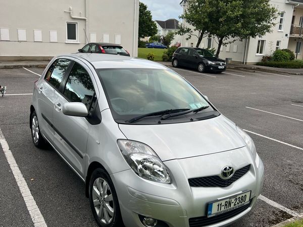 Toyota Yaris Hatchback, Petrol, 2011, Silver