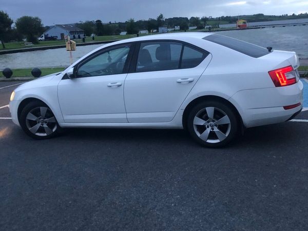 Skoda Octavia Saloon, Diesel, 2016, White