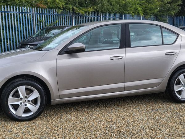 Skoda Octavia Saloon, Diesel, 2013, Beige
