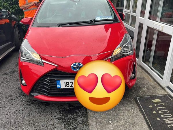 Toyota Yaris MPV, Petrol Hybrid, 2018, Red