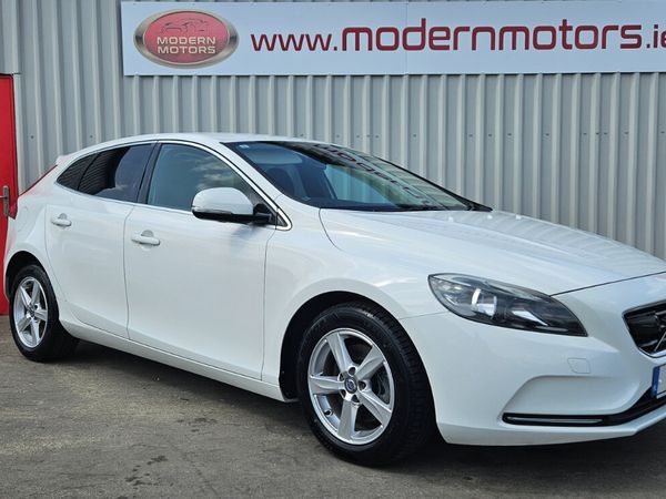 Volvo V40 Hatchback, Petrol, 2015, White
