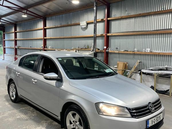 Volkswagen Passat Saloon, Diesel, 2011, Silver