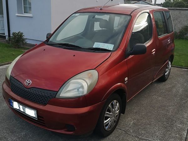 Toyota Yaris Hatchback, Petrol, 2002, Red