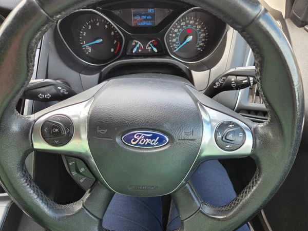 Ford Focus Hatchback, Petrol, 2013, Red