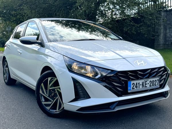 Hyundai i20 Hatchback, Petrol, 2024, White