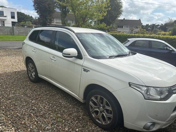 Mitsubishi Outlander SUV, Petrol Plug-in Hybrid, 2015, White