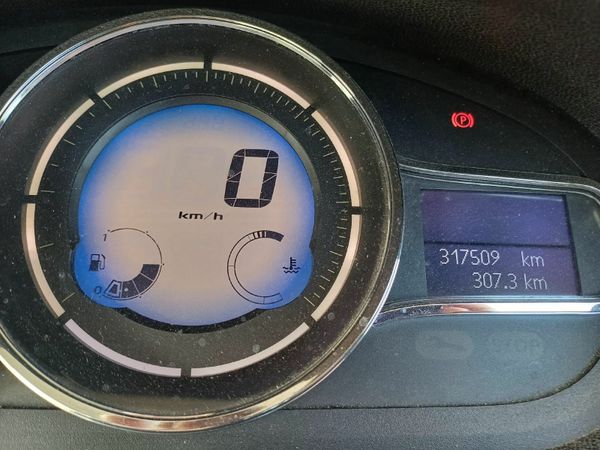 Renault Fluence Saloon, Diesel, 2015, Red