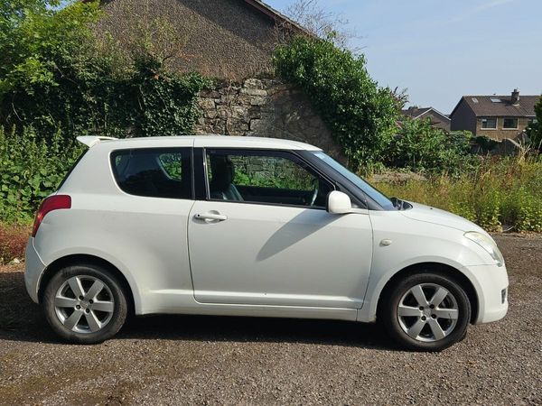 Suzuki Swift Hatchback, Petrol, 2010, White
