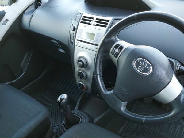 Toyota Yaris Hatchback, Petrol, 2008, Silver