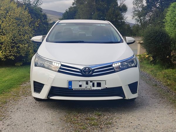 Toyota Corolla Saloon, Diesel, 2015, White