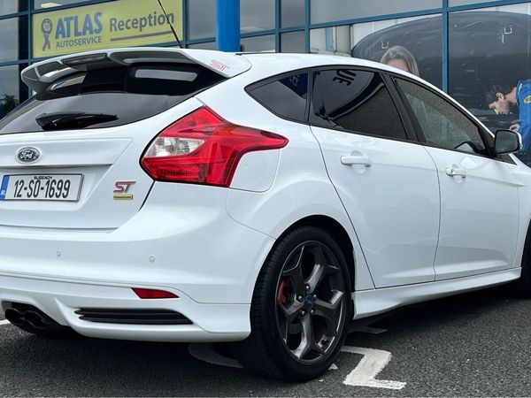 Ford Focus Hatchback, Petrol, 2012, White