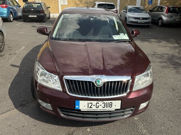Skoda Octavia Saloon, Petrol, 2012, Red