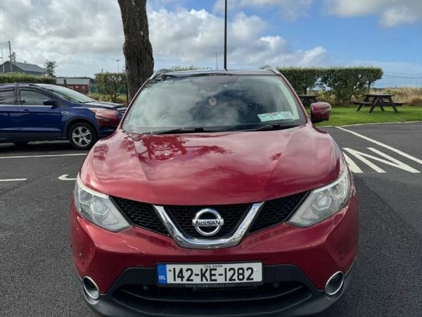 Nissan Qashqai Hatchback, Diesel, 2014, Red