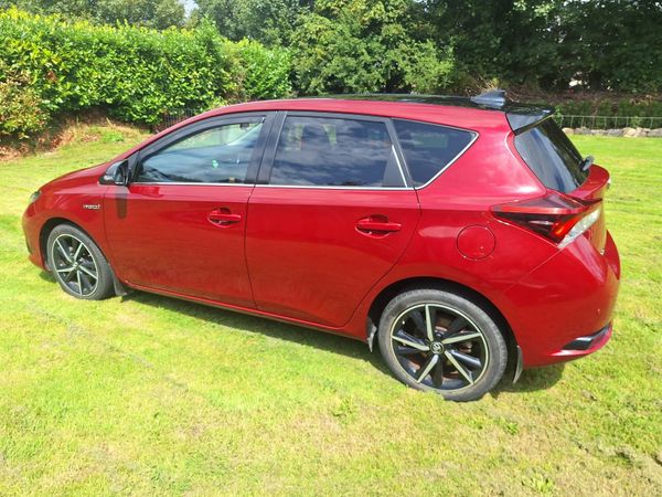 Toyota Auris MPV, Petrol Hybrid, 2018, Red