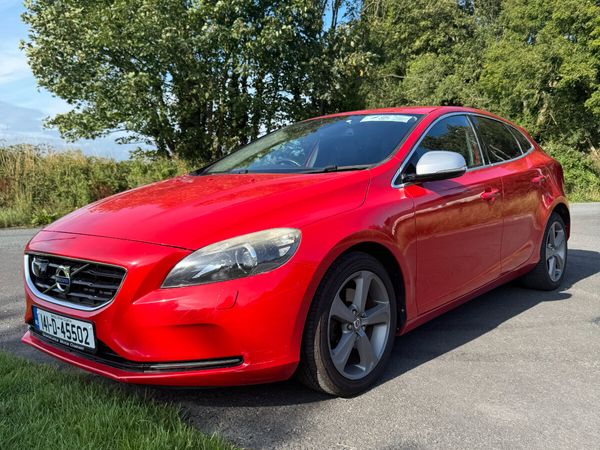 Volvo V40 Hatchback, Petrol, 2014, Red