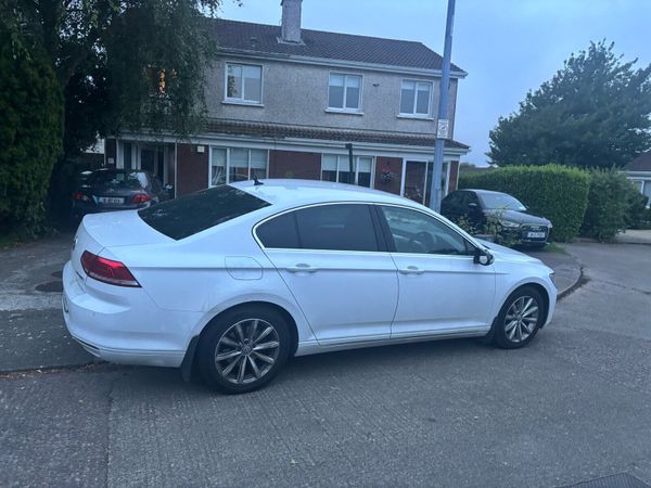 Volkswagen Passat Saloon, Diesel, 2015, White