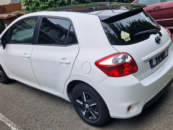 Toyota Auris Hatchback, Petrol Hybrid, 2011, White