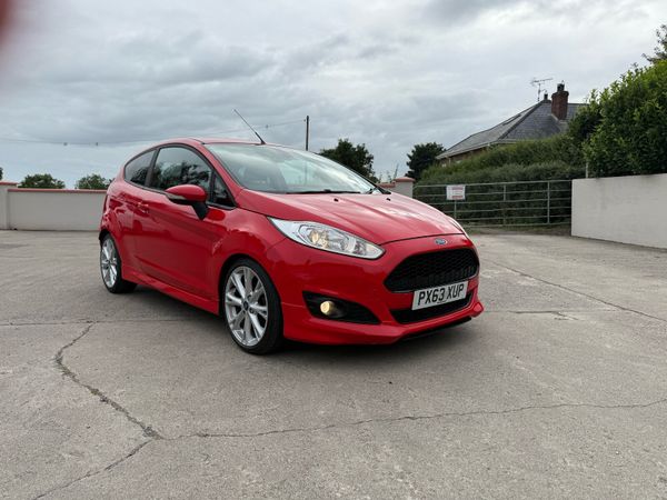 Ford Fiesta Hatchback, Diesel, 2014, Red