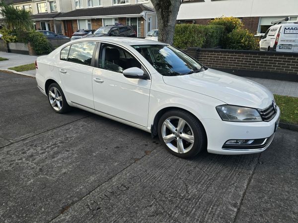 Volkswagen Passat Saloon, Diesel, 2011, White