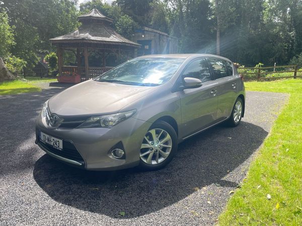 Toyota Auris Hatchback, Diesel, 2013, Bronze