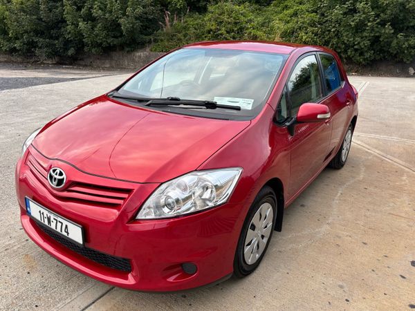 Toyota Auris Hatchback, Petrol, 2011, Red