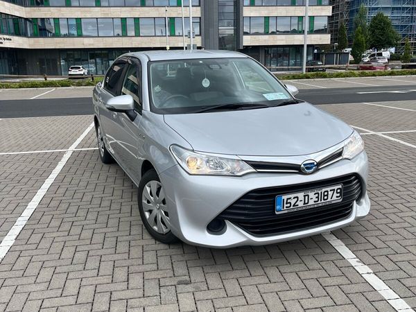 Toyota Corolla Saloon, Petrol Hybrid, 2015, Silver