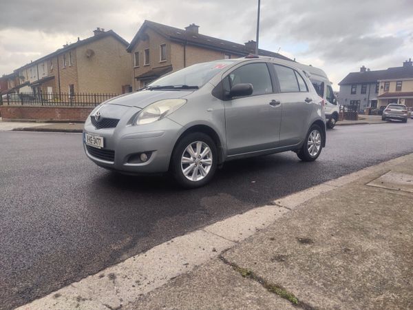 Toyota Yaris Hatchback, Petrol, 2011, Silver