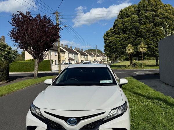 Toyota Camry Saloon, Petrol Hybrid, 2020, White