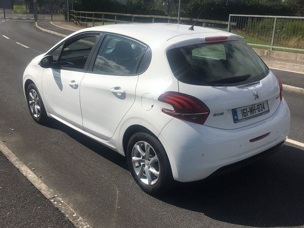 Peugeot 208 Hatchback, Petrol, 2016, White