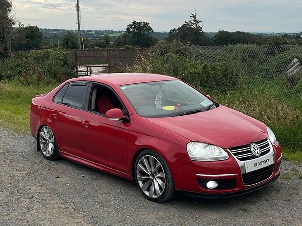 Volkswagen Jetta Saloon, Diesel, 2010, Red