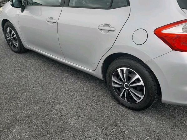 Toyota Auris Hatchback, Diesel, 2010, Silver