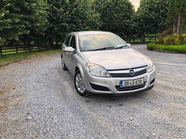 Vauxhall Astra Hatchback, Diesel, 2009, Silver