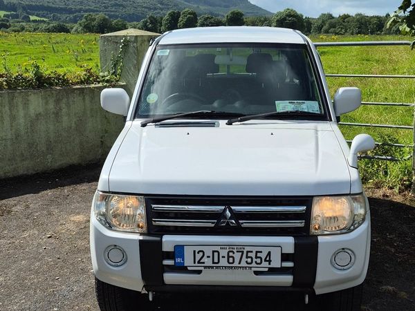 Mitsubishi Pajero SUV, Petrol, 2012, White