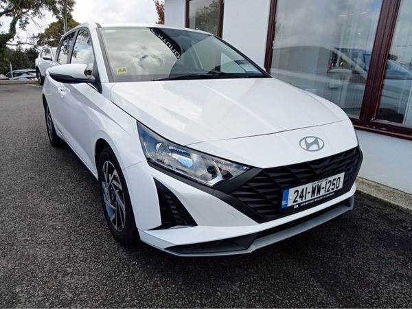 Hyundai i20 Hatchback, Petrol, 2024, White