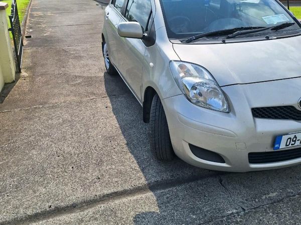 Toyota Yaris Hatchback, Petrol, 2009, Gold