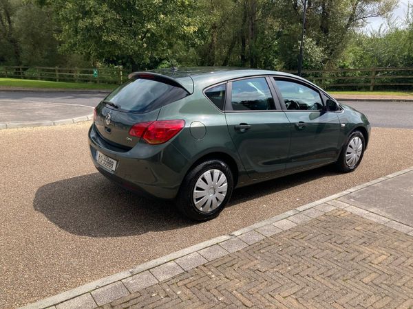 Vauxhall Astra Hatchback, Diesel, 2011, Green