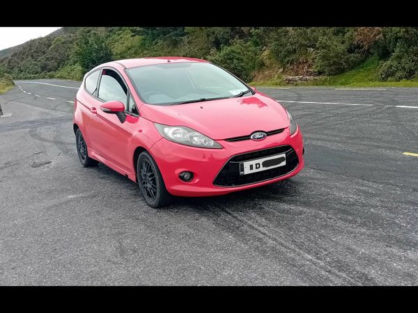 Ford Fiesta Hatchback, Petrol, 2011, Red