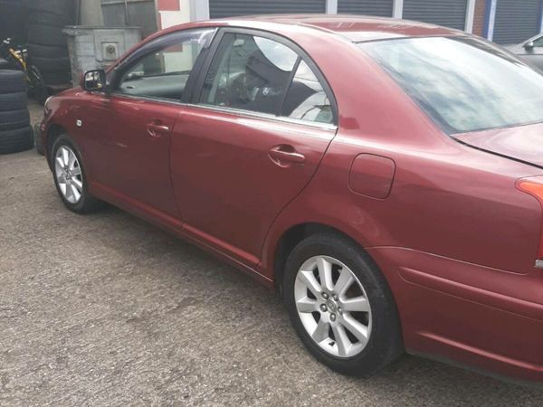 Toyota Avensis Saloon, Petrol, 2006, Red