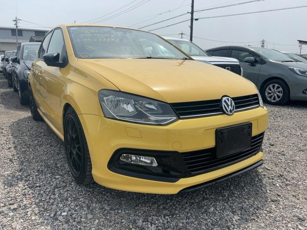Volkswagen Polo Hatchback, Petrol, 2010, Yellow