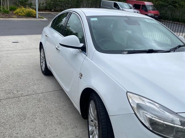 Vauxhall Insignia Hatchback, Diesel, 2011, White