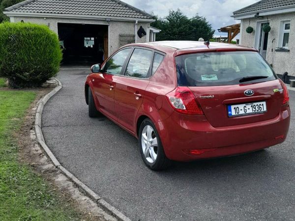 Kia Ceed Hatchback, Diesel, 2010, Red