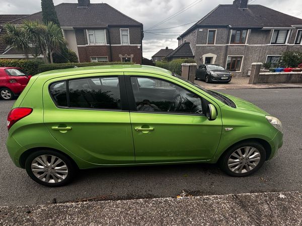 Hyundai i20 Hatchback, Petrol, 2010, Green