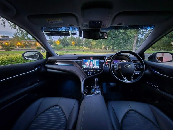 Toyota Camry Saloon, Petrol Hybrid, 2019, White