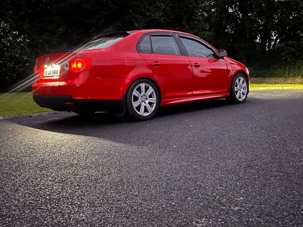 Volkswagen Jetta Saloon, Diesel, 2010, Red